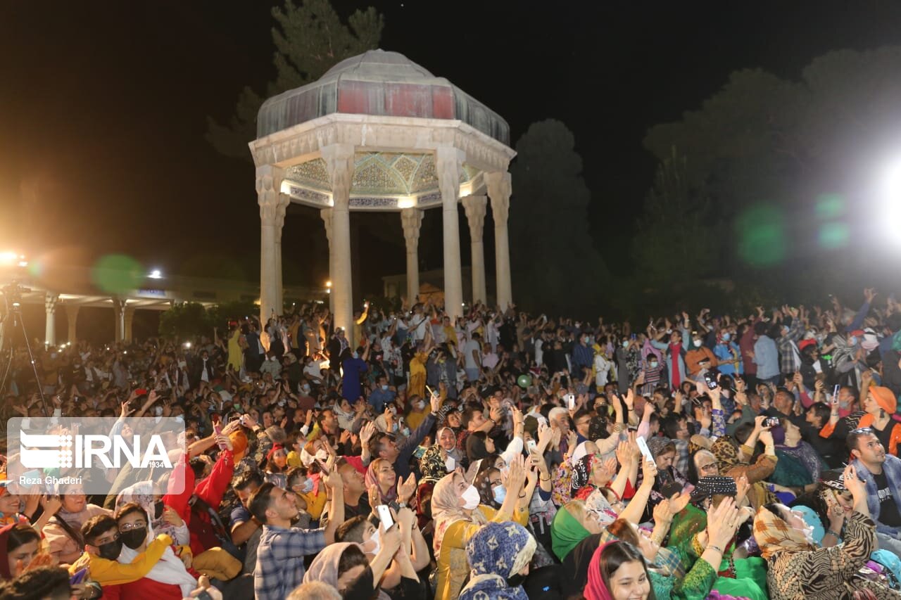 آیین تحویل سال نو در حرم شاهچراغ، حافظیه و تختجمشید برگزار شد آیین تحویل سال نو در حرم شاهچراغ، حافظیه و تختجمشید برگزار شد
