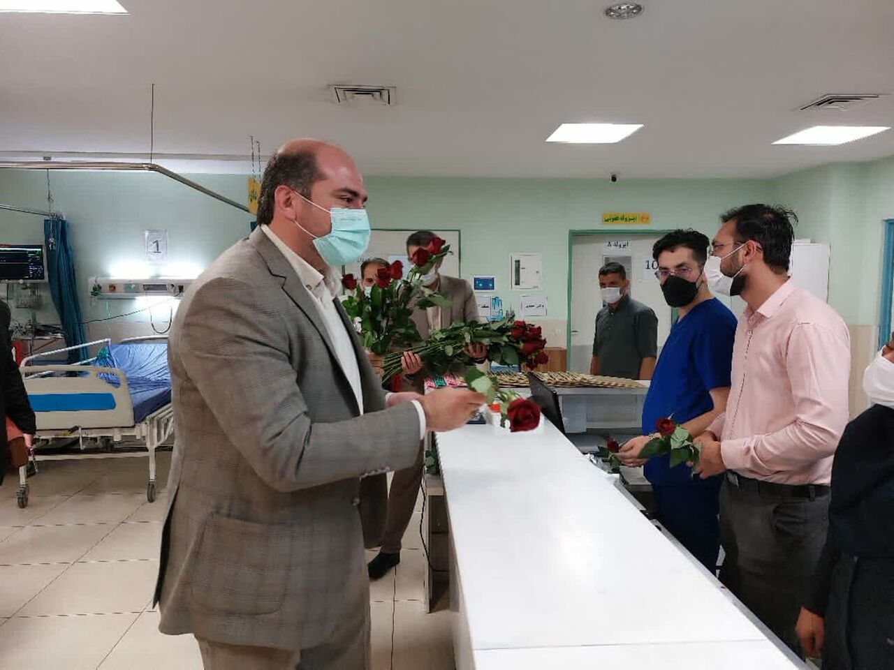 استاندار تهران از بیماران بستری در بیمارستان قرچک عیادت کرد