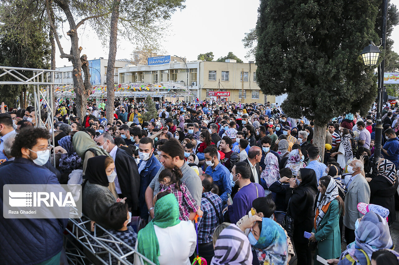 راهنمایی تلفنی مسافران نوروزی در شیراز؛ آمار اسکان در پارک‌ها اوج گرفت