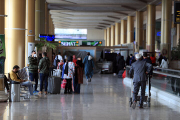 استقبال‌کنندگان حاجیان اجازه ورود به سالن فرودگاه مشهد را ندارند