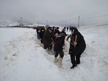 بازگشایی راه ۷۶ روستای زنجان در حال انجام است 