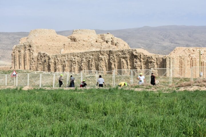 اقدام شهروندان فیروزآباد در پاکسازی طبیعت  و استقبال از بهار و مسافران نوروزی