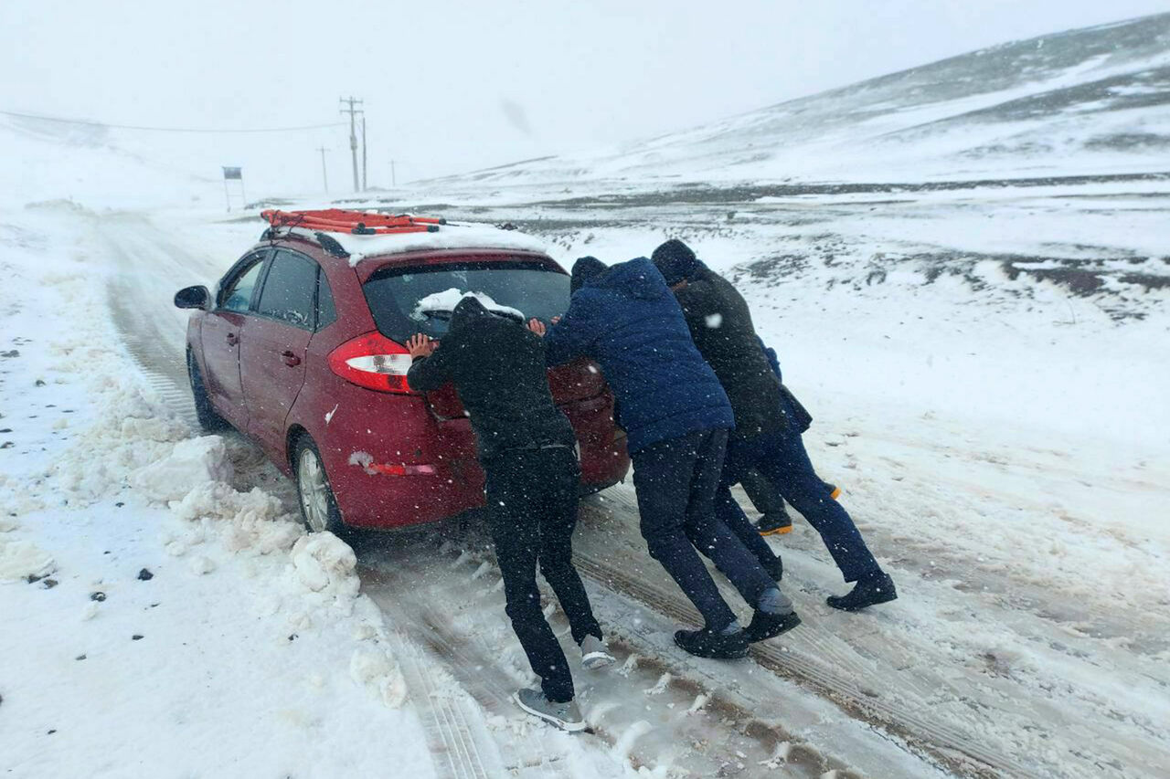 مسافران از تردد در جاده‌های شهرستان گرمی اجتناب کنند/ راه ۱۵۰ روستا همچنان مسدود است