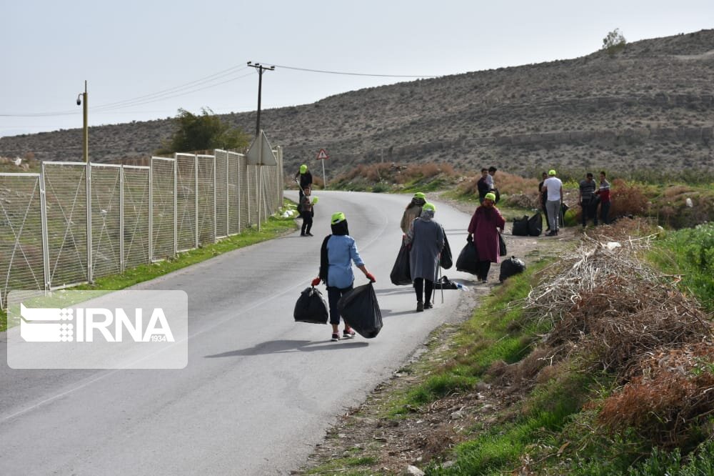 اقدام شهروندان فیروزآباد در پاکسازی طبیعت  و استقبال از بهار و مسافران نوروزی اقدام شهروندان فیروزآباد در پاکسازی طبیعت  و استقبال از بهار و مسافران نوروزی