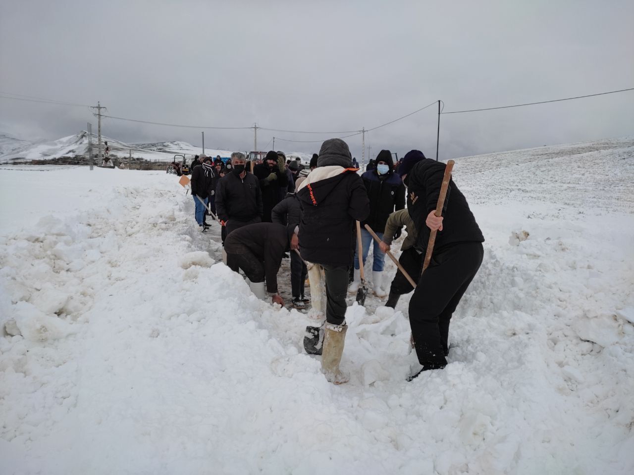 بارش برف راه ارتباطی ۹۴ روستای زنجان را مسدود کرد