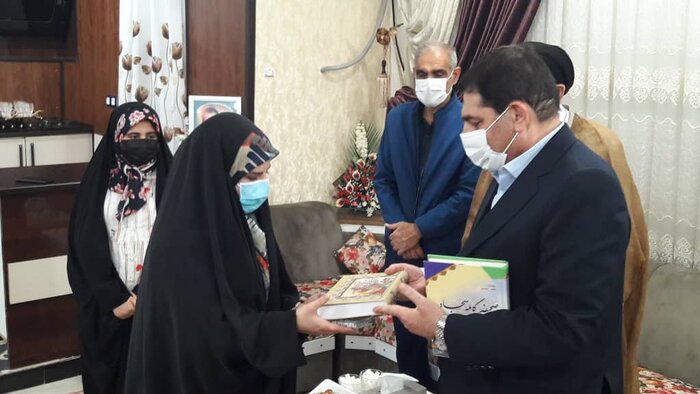 معاون اول رئیس جمهور به خانوادههای معظم شهدا در دزفول سرکشی کرد