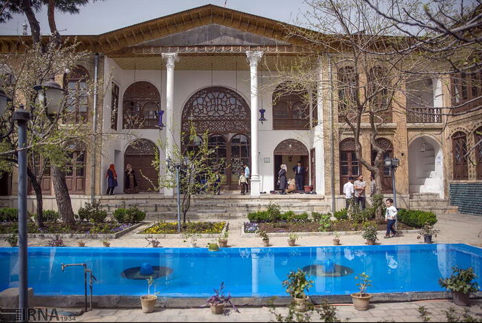 آیینهکاری و گچبریهای تکیه بیگلربیگی کرمانشاه شاهکاری از دوران قاجار