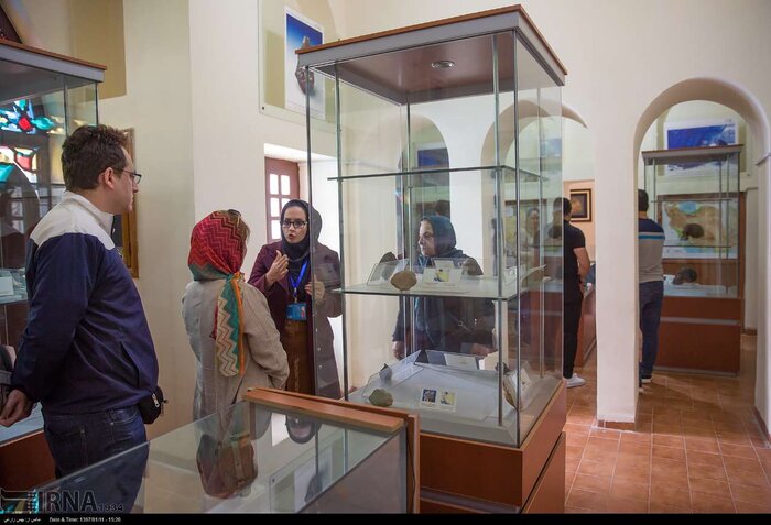 آیینهکاری و گچبریهای تکیه بیگلربیگی کرمانشاه شاهکاری از دوران قاجار