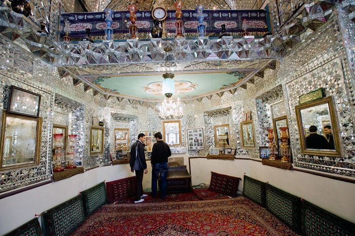 آیینهکاری و گچبریهای تکیه بیگلربیگی کرمانشاه شاهکاری از دوران قاجار