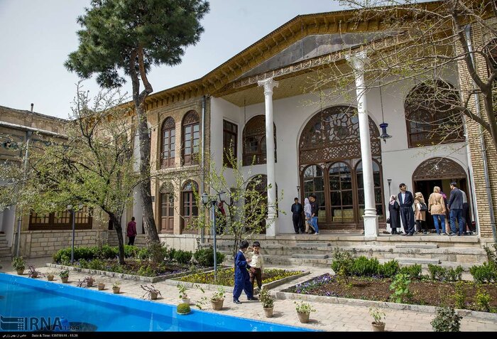 آیینهکاری و گچبریهای تکیه بیگلربیگی کرمانشاه شاهکاری از دوران قاجار