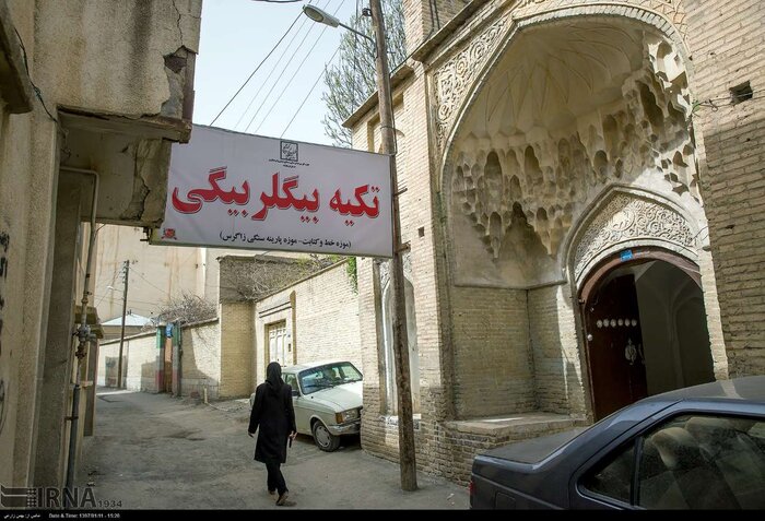 آیینهکاری و گچبریهای تکیه بیگلربیگی کرمانشاه شاهکاری از دوران قاجار