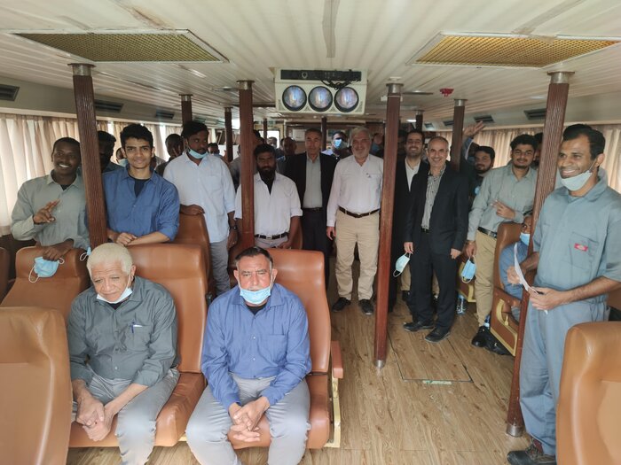 ۲۷ خدمه نجات یافته کشتی اماراتی به بندر حمریه منتقل شدند