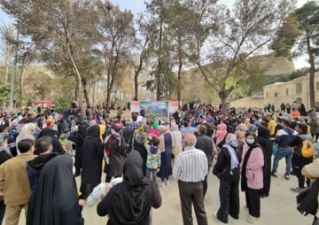 استقبال مسافران نوروزی از قلعه فلک‌الافلاک خرم‌آباد