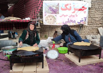 استقبال مسافران نوروزی از قلعه فلک‌الافلاک خرم‌آباد