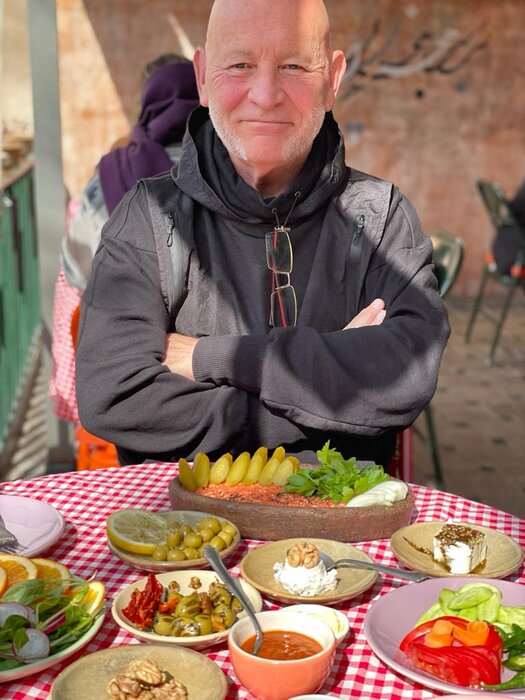 پیکر شف فرانسوا، سرآشپز معروف فرانسوی و بازیگر سریالهای تلویزیونی ایرانی تشییع میشود