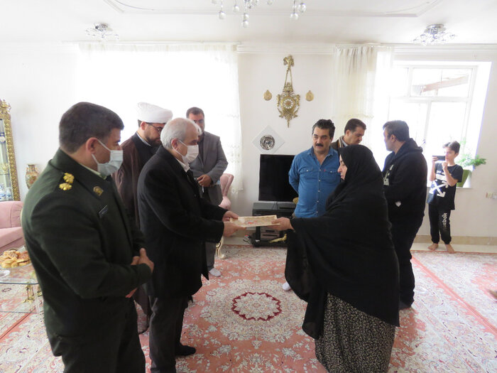 فرماندار مهاباد: دیدار با خانواده شهدا روحیه جهادی را تقویت می‌کند