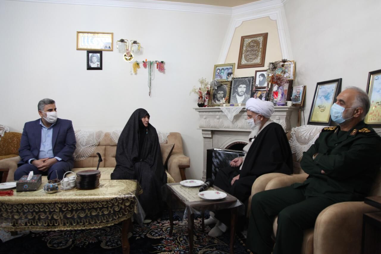 امام جمعه کرمانشاه با خانوادههای معظم شهدا دیدار کرد