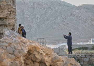 استقبال مسافران نوروزی از پل شکسته خرم‌آباد