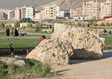 استقبال مسافران نوروزی از پل شکسته خرم‌آباد