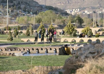 استقبال مسافران نوروزی از پل شکسته خرم‌آباد