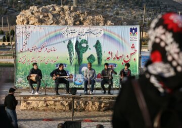 استقبال مسافران نوروزی از پل شکسته خرم‌آباد