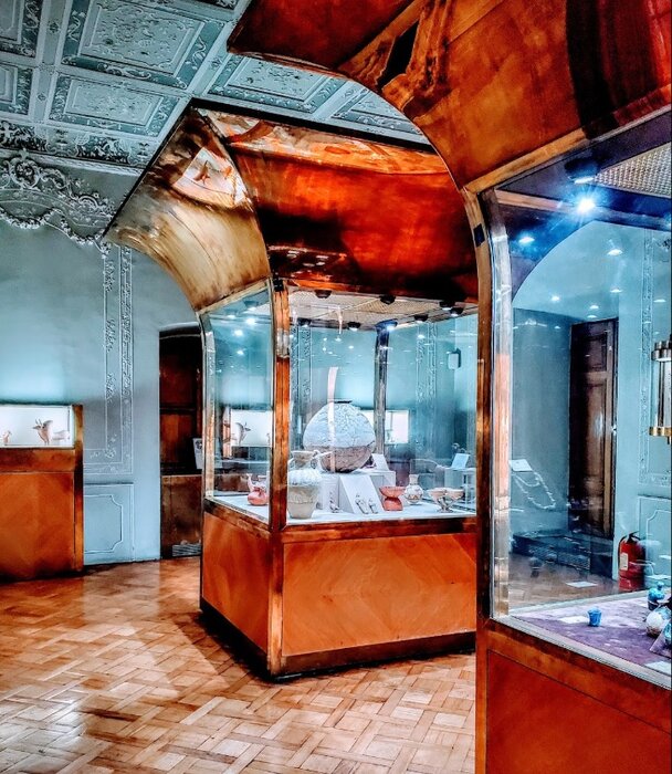 ملاقات با سفالینهها و آبگینههای تاریخی ایران در خانه قوام