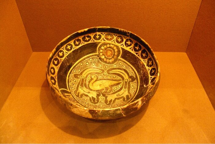 ملاقات با سفالینهها و آبگینههای تاریخی ایران در خانه قوام