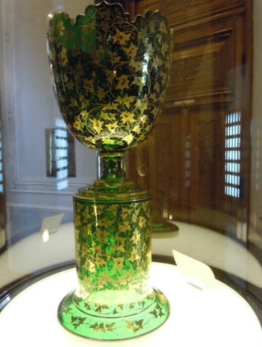 ملاقات با سفالینهها و آبگینههای تاریخی ایران در خانه قوام