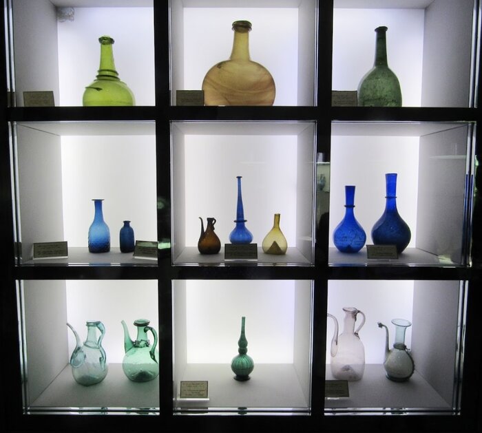 ملاقات با سفالینهها و آبگینههای تاریخی ایران در خانه قوام