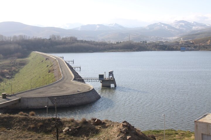 ذخیره آب در سد مهاباد ۱۰ میلیون مترمکعب بیشتر از پارسال است