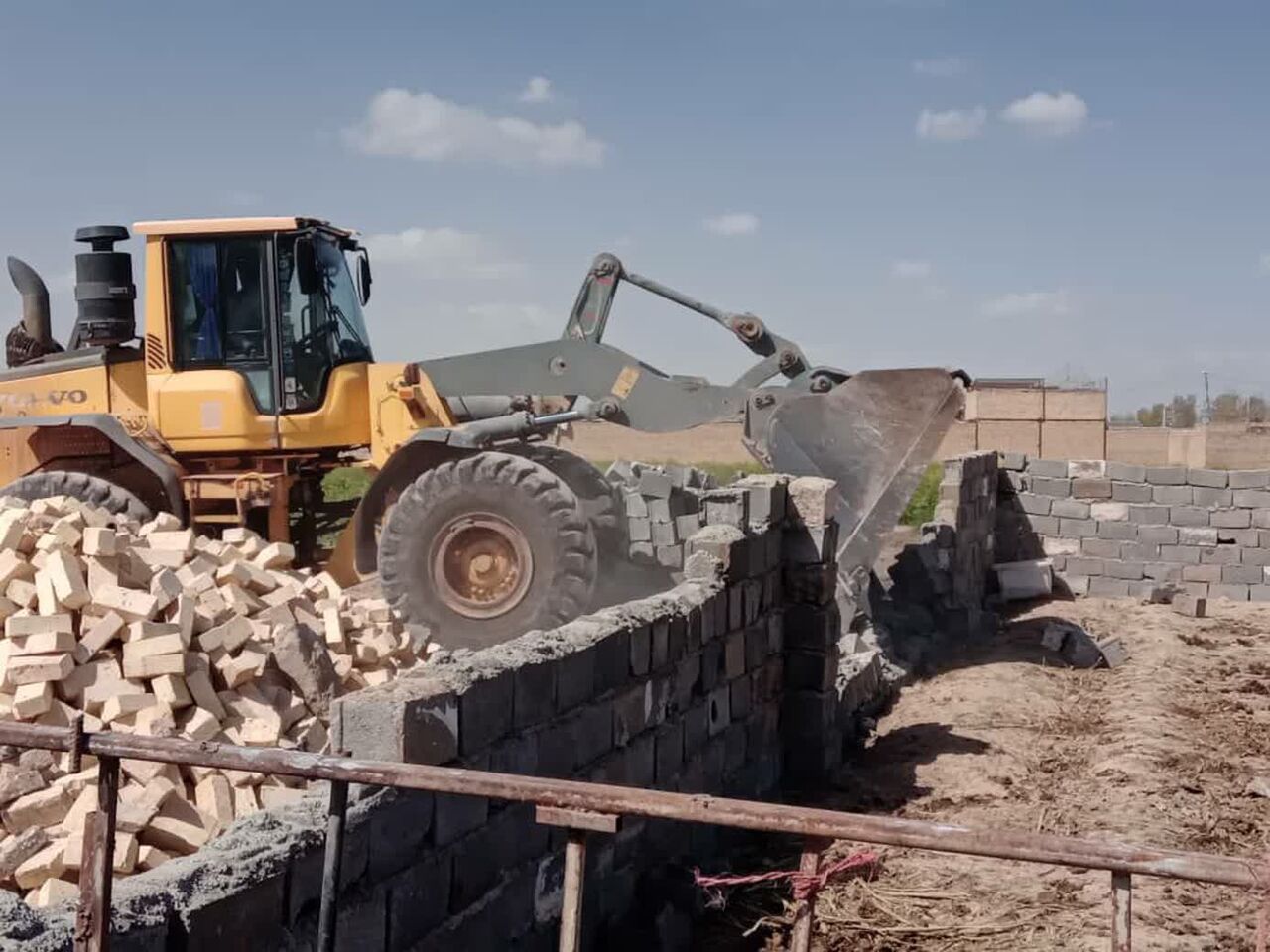 ۱۱ مورد ساخت و ساز غیرمجاز در زمین‌های کشاورزی ورامین تخریب شد