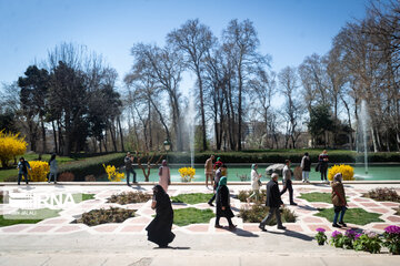 Norouz: les touristes visitent le palais de Niavaran à Téhéran