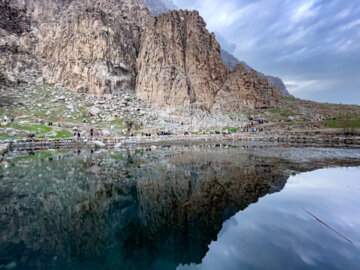 گردشگران نوروزی در مجموعه تاریخی بیستون