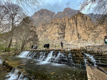 گردشگران نوروزی در مجموعه تاریخی بیستون