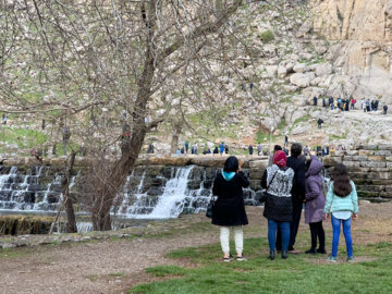 گردشگران نوروزی در مجموعه تاریخی بیستون