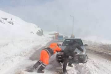 جدال راهداران با برف و کولاک گردنه الماس