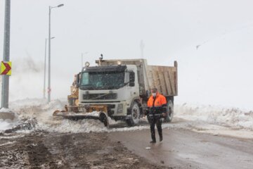 جدال راهداران با برف و کولاک گردنه الماس