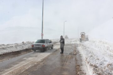 جدال راهداران با برف و کولاک گردنه الماس