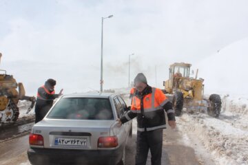 جدال راهداران با برف و کولاک گردنه الماس