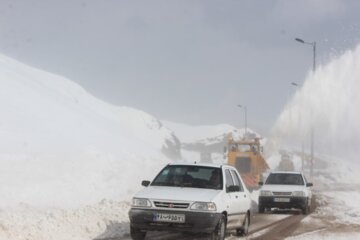 جدال راهداران با برف و کولاک گردنه الماس