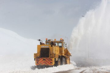 جدال راهداران با برف و کولاک گردنه الماس