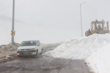 جدال راهداران با برف و کولاک گردنه الماس