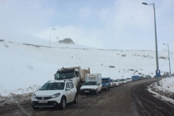 جدال راهداران با برف و کولاک گردنه الماس