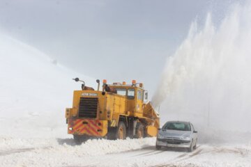 جدال راهداران با برف و کولاک گردنه الماس