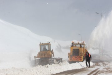 جدال راهداران با برف و کولاک گردنه الماس