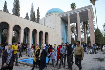 Los mausoleos de Hafez y Saadi en el Noruz de 1401