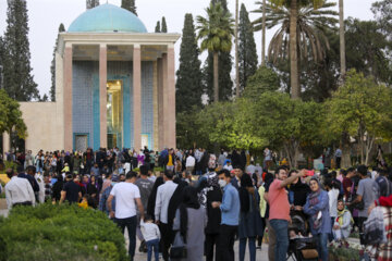 Los mausoleos de Hafez y Saadi en el Noruz de 1401