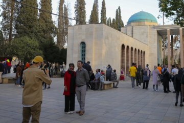 Los mausoleos de Hafez y Saadi en el Noruz de 1401