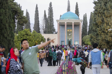 Los mausoleos de Hafez y Saadi en el Noruz de 1401