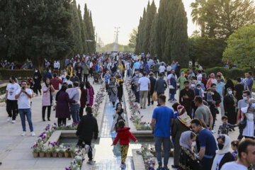 Los mausoleos de Hafez y Saadi en el Noruz de 1401